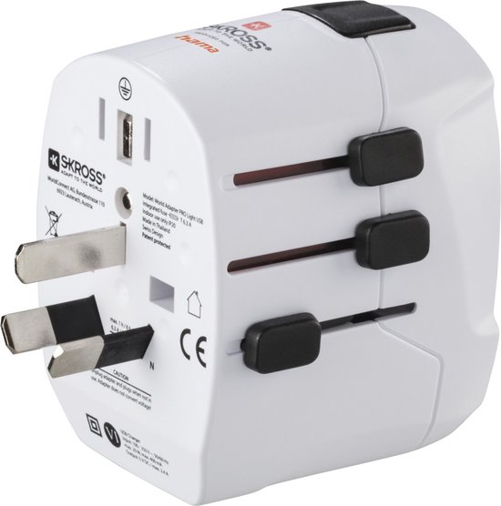Witte reisadapter met uitschuifbare Britse stekkers en twee USB-A poorten. Teksten en logo's zijn zichtbaar.