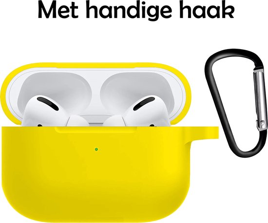 Geel siliconen hoesje voor AirPods Pro met AirPods erin en een zwarte clip.