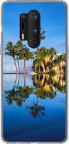 Geschikt voor OnePlus 8 Pro hoesje - Bij Wailea Beach op Hawaii worden palmbomen gereflecteerd op het water - Siliconen Telefoonhoesje