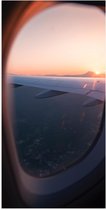 WallClassics - Poster Glanzend – Vliegtuigvleugel vanuit Raam bij Zonsondergang - 50x100 cm Foto op Posterpapier met Glanzende Afwerking