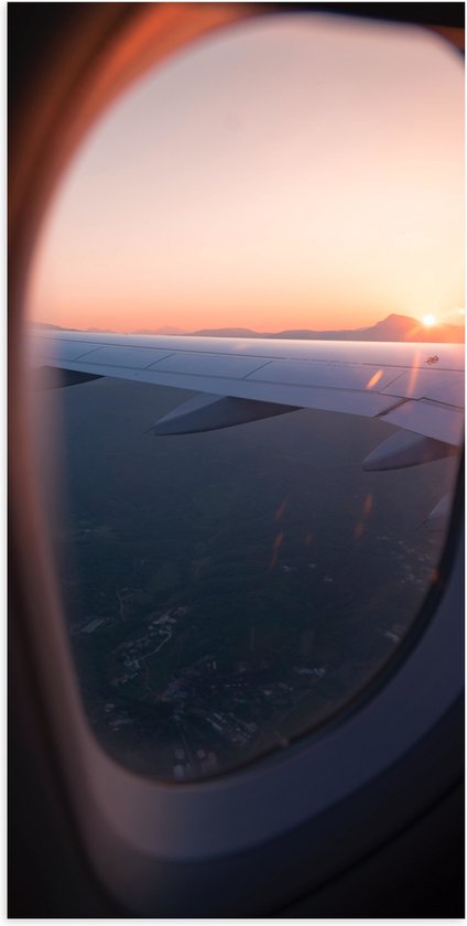 WallClassics - Poster Glanzend – Vliegtuigvleugel vanuit Raam bij Zonsondergang - 50x100 cm Foto op Posterpapier met Glanzende Afwerking