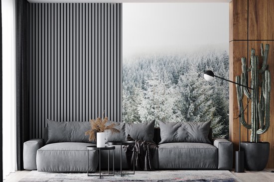 Behang - Fotobehang Bos - Sneeuw - Winter - Seizoenen - Dennenboom - Breedte 170 cm x hoogte 260 cm
