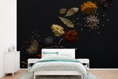 Behang - Fotobehang Kruiden - Zwart - Specerijen - Keuken - Koken - Breedte 420 cm x hoogte 280 cm