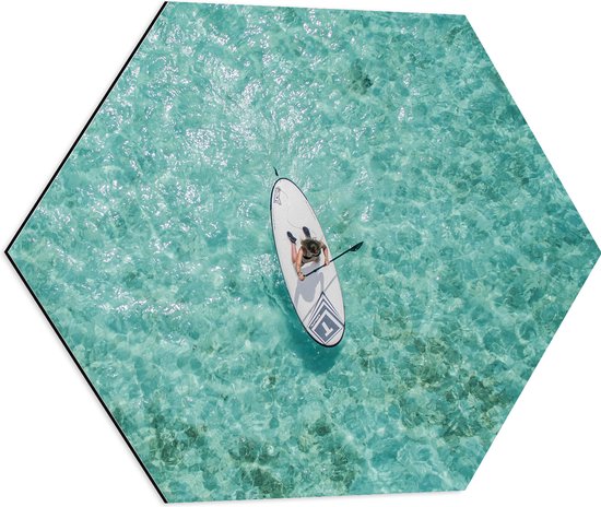 WallClassics - Dibond Hexagon - Bovenaanzicht van Suppende Vrouw op Heldere Oceaan - 60x52.2 cm Foto op Hexagon (Met Ophangsysteem)
