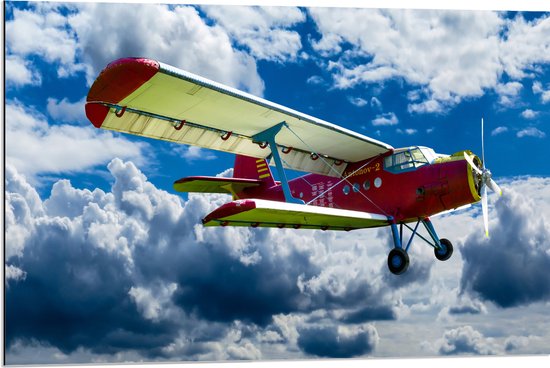 WallClassics - Dibond - Rood/Geel Vliegtuig in Wolkenvelden - 90x60 cm Foto op Aluminium (Wanddecoratie van metaal)