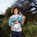 Jongen met veiligheidsbril en tie-dye hoodie houdt een blauwe Nerf Elite Tetrad blaster vast.
