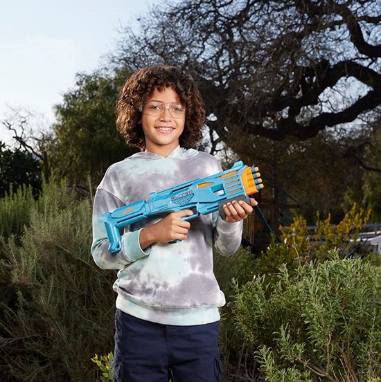 Jongen met veiligheidsbril en tie-dye hoodie houdt een blauwe Nerf Elite Tetrad blaster vast.