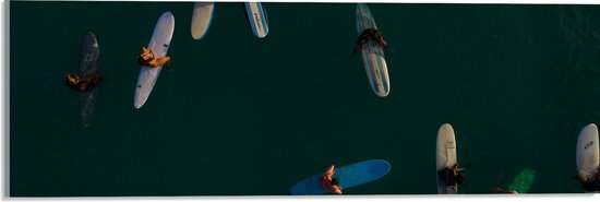 WallClassics - Acrylglas - Bovenaanzicht van Groep Surfers op Oceaan - 60x20 cm Foto op Acrylglas (Met Ophangsysteem)