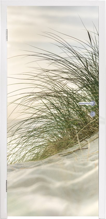 Deursticker Duinen met helmgras onder de zon van het Duitse nationaal Park Schleswig-Holsteinisches Wattenmeer - 85x205 cm - Deurposter