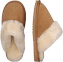 Set van twee bruine Warmbat suède pantoffels met crèmekleurige voering van schapenvacht, van boven- en opzij bekeken.