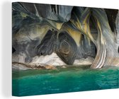 Canvas Schilderij Draaiend gesteente in de Marble Caves - 90x60 cm - Wanddecoratie