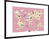 Poster in fotolijst kinderen - Wanddecoratie meisjes - Wereldkaart - Dieren - Aarde - Jongens - Meiden - Roze - Kinder decoratie - 120x80 cm - Poster in fotolijst wereldkaart
