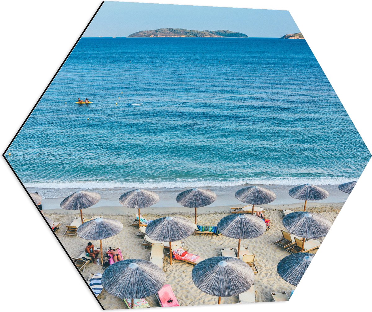 Dibond Hexagon - Rieten Parasols met Ligbedjes op het Strand - 70x60.9 cm Foto op Hexagon