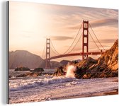 Wanddecoratie Metaal - Aluminium Schilderij Industrieel - Golden Gate Bridge met wilde golven die op de rotsen klappen in San Francisco - 180x120 cm - Dibond - Foto op aluminium - Industriële muurdecoratie - Voor de woonkamer/slaapkamer