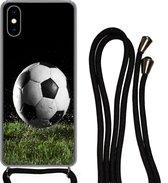 Hoesje met koord Geschikt voor iPhone X - Voetbal in het gras - Siliconen - Crossbody - Backcover met Koord - Telefoonhoesje met koord - Hoesje met touw