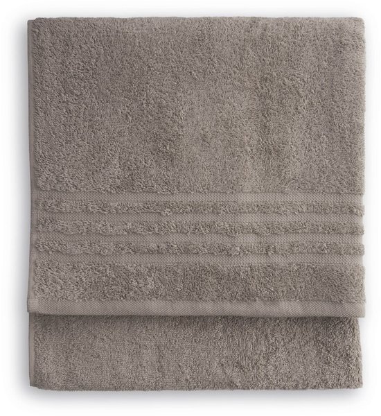 Serviette taupe pliée avec détail côtelé.