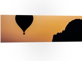 WallClassics - PVC Schuimplaat - Silhouette van een Luchtballon en Bergen - 120x40 cm Foto op PVC Schuimplaat (Met Ophangsysteem)