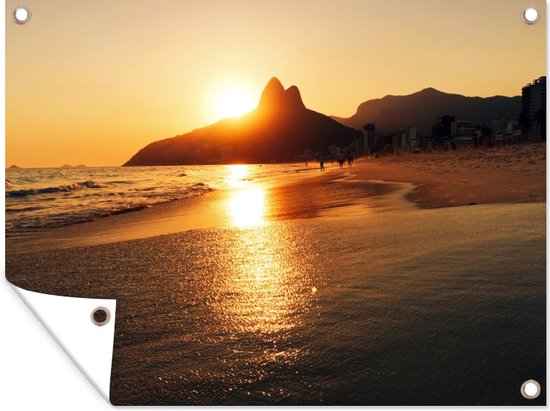 Muurdecoratie buiten De zon verdwijnt achter de berg bij het Ipanema strand in Brazilië - 160x120 cm - Tuindoek - Buitenposter