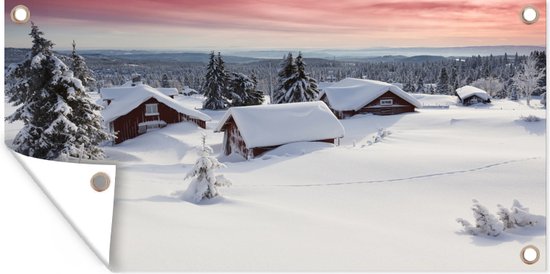 Schuttingposter Met sneeuw bedekte blokhutten onder een rode lucht - 200x100 cm - Tuindoek