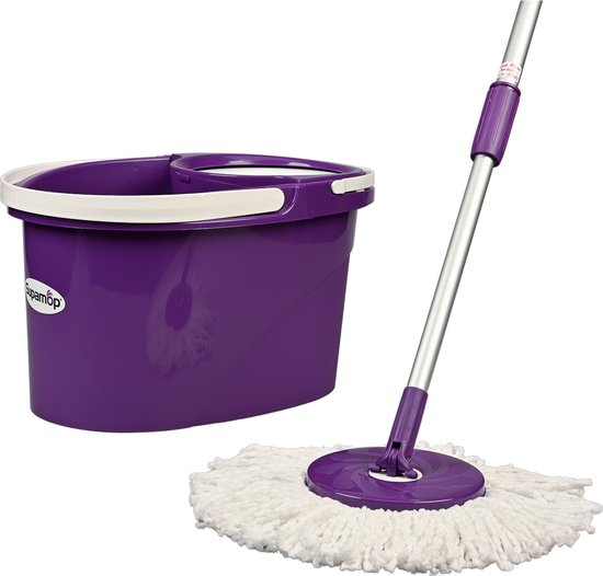 Seau Supa Mop violet avec poignées blanches et bordure blanche, à côté d'une mop à filer violette avec une tête blanche à franges.