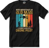 Never underestimate an old man drone pilot | Drone met camera | Mini drones - T-Shirt - Unisex - Zwart - Maat XL