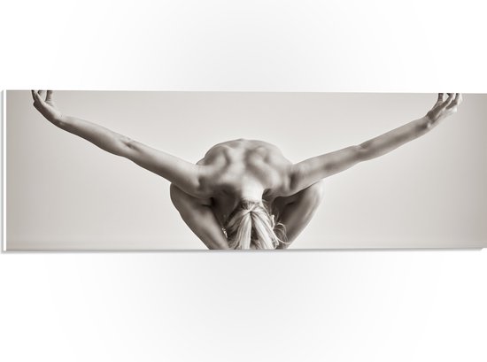 PVC Schuimplaat - Vrouw met Gespreide Armen Yogapositie (Zwart- wit) - 60x20 cm Foto op PVC Schuimplaat (Met Ophangsysteem)