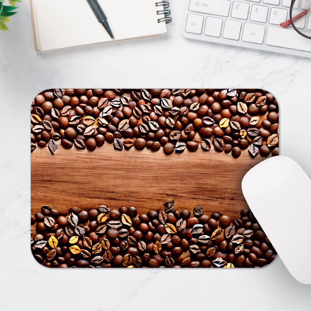Muismat - Rijen Koffiebonen op Houten Tafel - 25x18 cm - 2 mm Dik - Muismat van Vinyl
