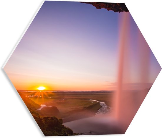 PVC Schuimplaat Hexagon - Achter een Waterval in het Natuur Landschap van IJsland - 40x34.8 cm Foto op Hexagon (Met Ophangsysteem)