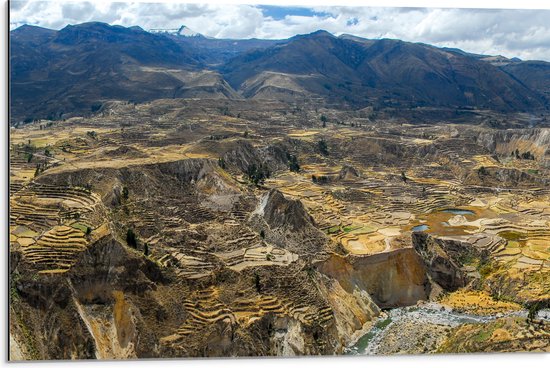 WallClassics - Dibond - Uitzicht over Bergen in Peru - 75x50 cm Foto op Aluminium (Wanddecoratie van metaal)