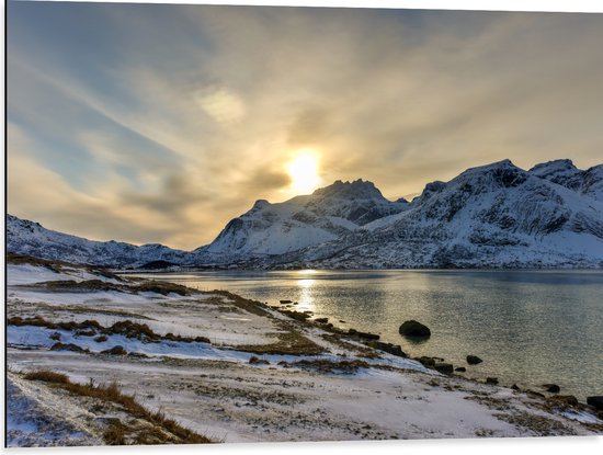Dibond - Landschap bedekt door Sneeuw tijdens Zonsondergang - 80x60 cm Foto op Aluminium (Met Ophangsysteem)