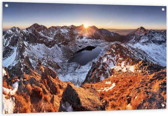 Tuinposter – Zon Zakkend achter Bergen met Sneeuw - 120x80 cm Foto op Tuinposter (wanddecoratie voor buiten en binnen)