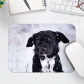 Muismat - Zwart met Witte Hond in Sneeuwlandschap - 25x18 cm - 2 mm Dik - Muismat van Vinyl