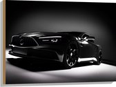 WallClassics - Hout - Zwarte Auto in Grijs met Zwarte omgeving - 80x60 cm - 9 mm dik - Foto op Hout (Met Ophangsysteem)