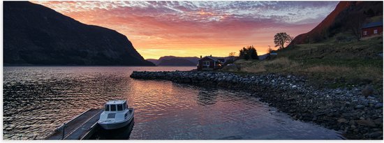 Poster (Mat) - Aangemeerd Wit Vissersbootje bij Bergen in Noorwegen Vroeg op de Avond - 150x50 cm Foto op Posterpapier met een Matte look