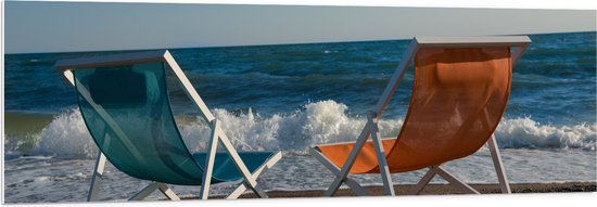 PVC Schuimplaat - Blauw en Oranje Kuipstoeltje op het Strand aan de Kust - 150x50 cm Foto op PVC Schuimplaat (Met Ophangsysteem)