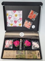 Moederdag LOVE-Box met 5 liefdevolle kadootjes en 4 soorten heerlijke hart-snoepjes en Mystery Card 'hartjes' met persoonlijke (video)boodschap | voor de liefste moeder van de wereld | Moederdag | Verjaardag