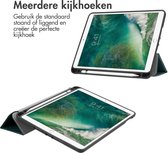 iMoshion Tablet Hoes Geschikt voor iPad Air 2 (2014) / iPad Air 1 (2013) / iPad 6 (2018) 9.7 inch / iPad 5 (2017) 9.7 inch - iMoshion Trifold Bookcase - Donkergroen