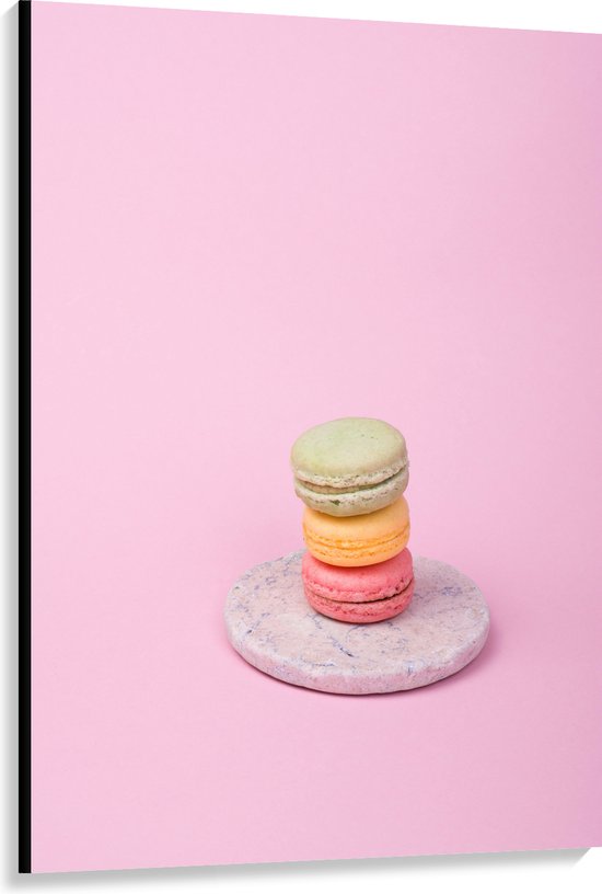 Canvas - Drie Opgestapelde Macarons in Verschillende Kleuren tegen Roze Achtergrond - 100x150 cm Foto op Canvas Schilderij (Wanddecoratie op Canvas)