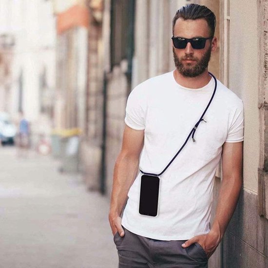 Man met zonnebril draagt een wit T-shirt met een telefoon om zijn nek.