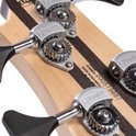 Close-up van de stemmechanieken van een basgitaar met de tekst 'Hipshot' en 'Made in Indonesia'.