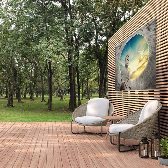 Poster de jardin avec statue de Bouddha, assise, grise, dans une ouverture en béton, sur un mur en bois.