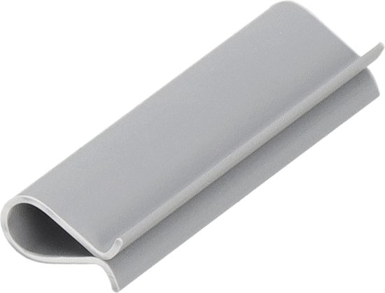 Enkele grijze plastic klem, ontworpen om vlechtband aan een hek te bevestigen.