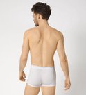 Man draagt witte Sloggi boxer, achterkant.