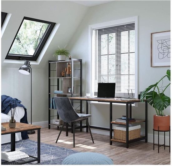Bureau met bruin houtnerf blad en zwart frame, met drie planken, in een woonkamer.