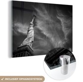 MuchoWow® Glasschilderij 90x60 cm - Schilderij acrylglas - Vrijheidsbeeld in New York in zwart-wit - Foto op glas - Schilderijen