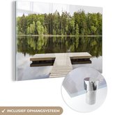 MuchoWow® Glasschilderij 30x20 cm - Schilderij acrylglas - Steiger op weerspiegelend water - Foto op glas - Schilderijen