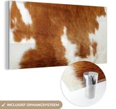 MuchoWow® Glasschilderij 40x20 cm - Schilderij glas - Een gevlekte koeienhuid - Foto op acrylglas - Schilderijen