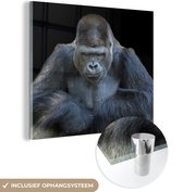 MuchoWow® Glasschilderij 90x90 cm - Schilderij acrylglas - Een Gorilla kijkt indrukwekkend in de camera - Foto op glas - Schilderijen