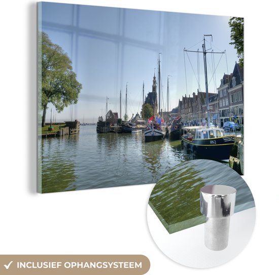 MuchoWow® Glasschilderij 150x100 cm - Schilderij acrylglas - Schattige bootjes en andere schepen liggen in de haven van Hoorn - Foto op glas - Schilderijen