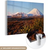 MuchoWow® Glasschilderij 180x120 cm - Schilderij acrylglas - Vulkaan in het Nationaal park Tongariro in Nieuw-Zeeland - Foto op glas - Schilderijen